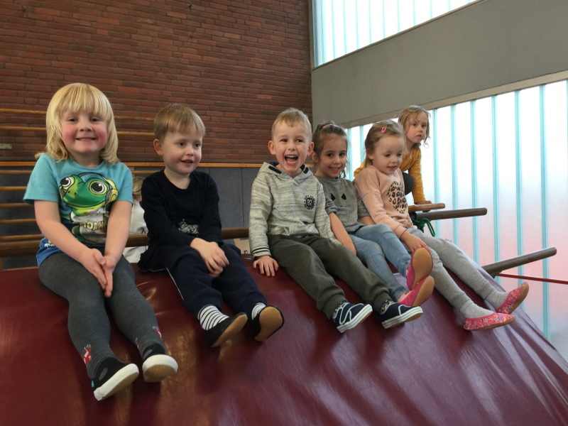Kunterbuntes Miniturnen für Eltern mit Kindern von 1 bis 2,5...